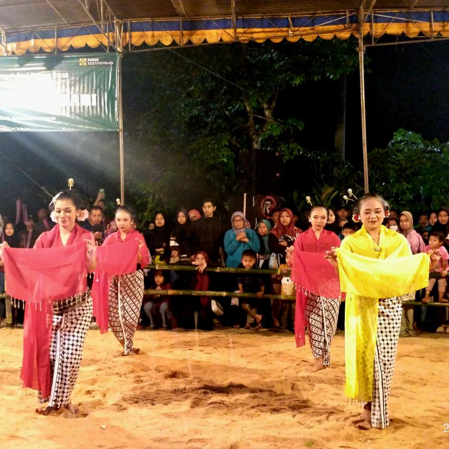 Pentas Lengger Tapeng Parangsari: Pelestarian Seni Tradisi Melalui Fasilitasi Dana Keistimewaan DIY 